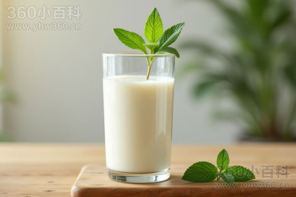 全脂牛奶有哪些特点？营养、口感与饮用注意事项